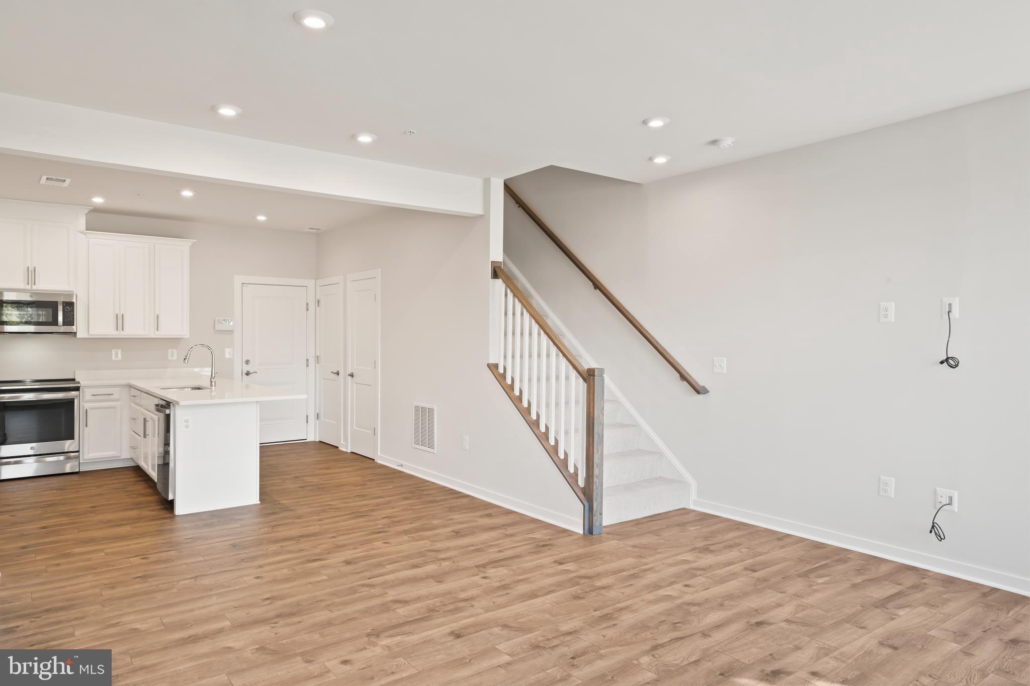 20364 Newfoundland Square Ashburn, VA 20147 - Photo 5 of 68 Living/dining & kitchen 1