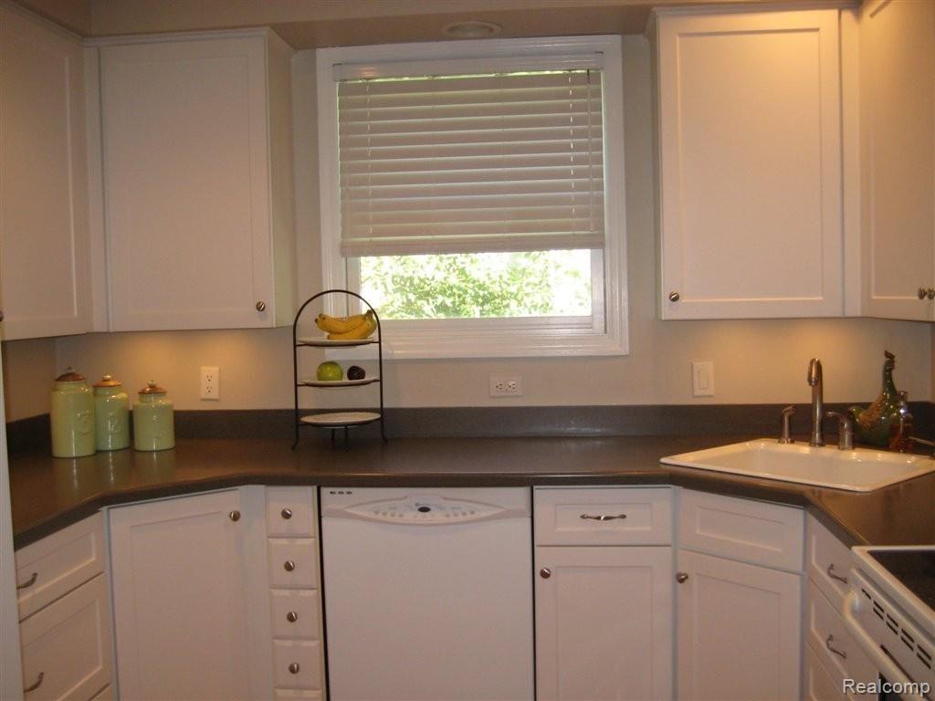 4088 Cumberland Road Berkley, MI 48072 - Photo 11 of 49 Kitchen