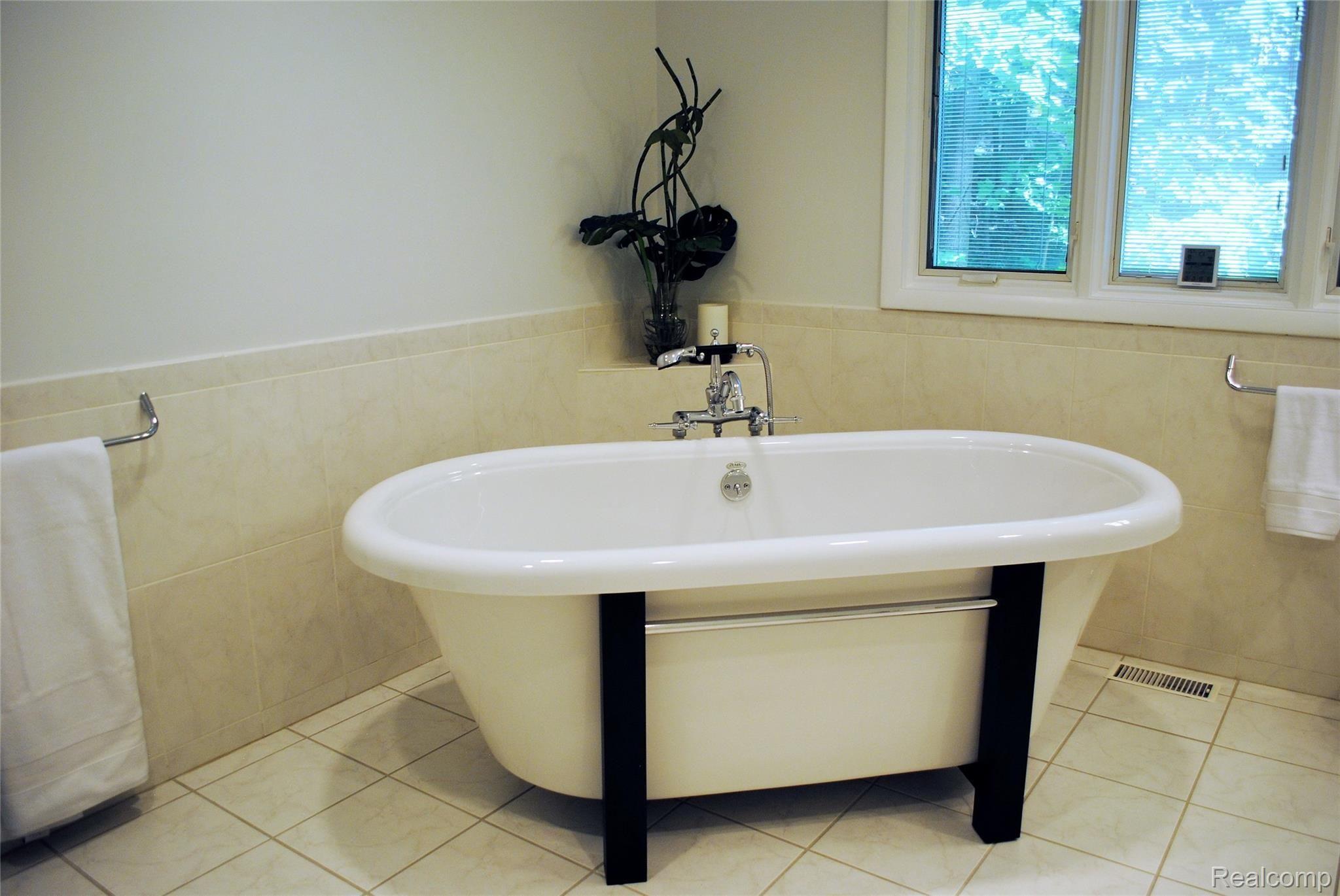 34100 Quaker Valley Road Farmington, MI 48331 - Photo 18 of 27 LUXURIOUS SOAKING TUB