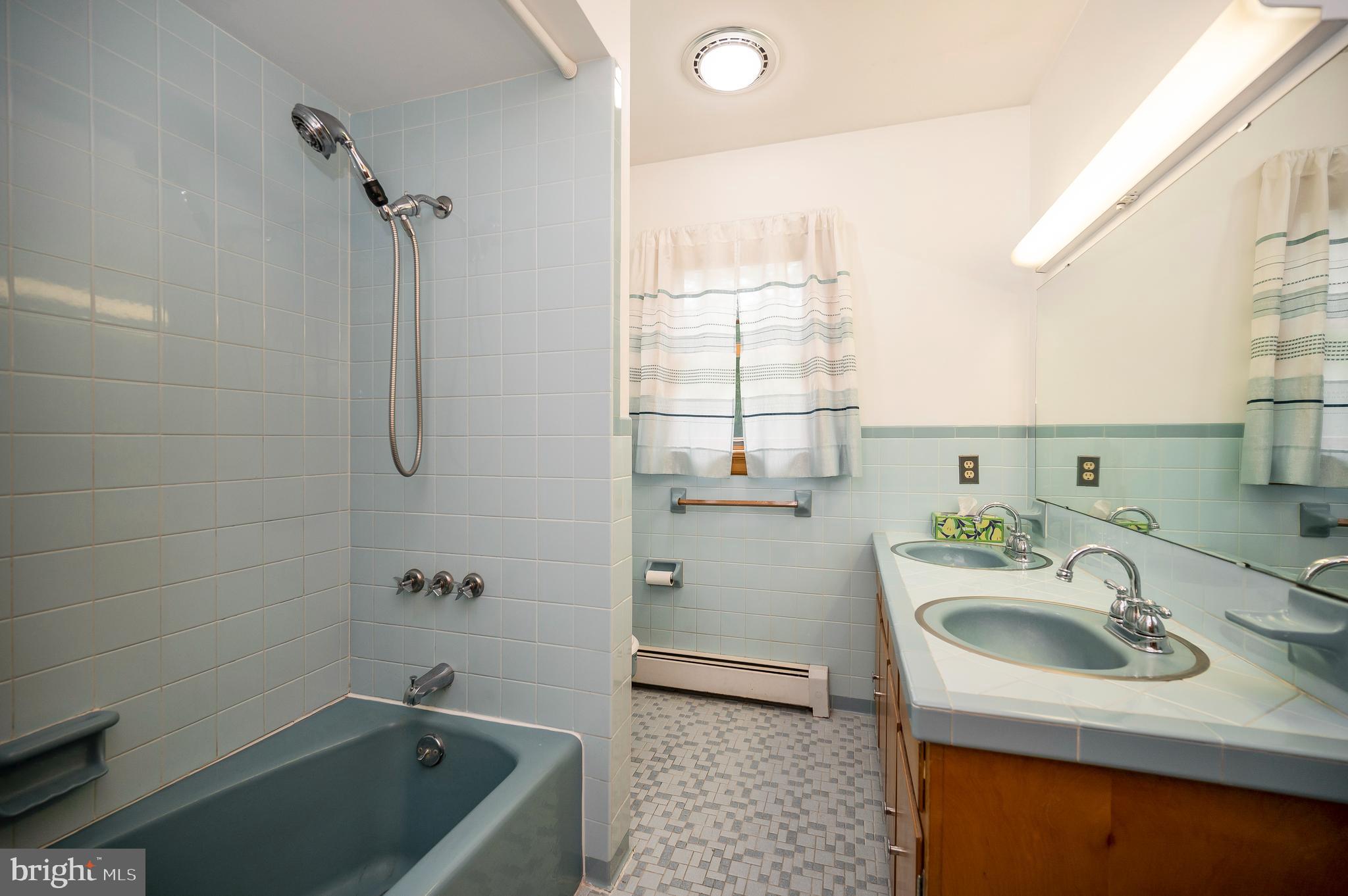 857 Mountain View Road Fredericksburg, VA 22406 - Photo 21 of 43 Hall Bathroom