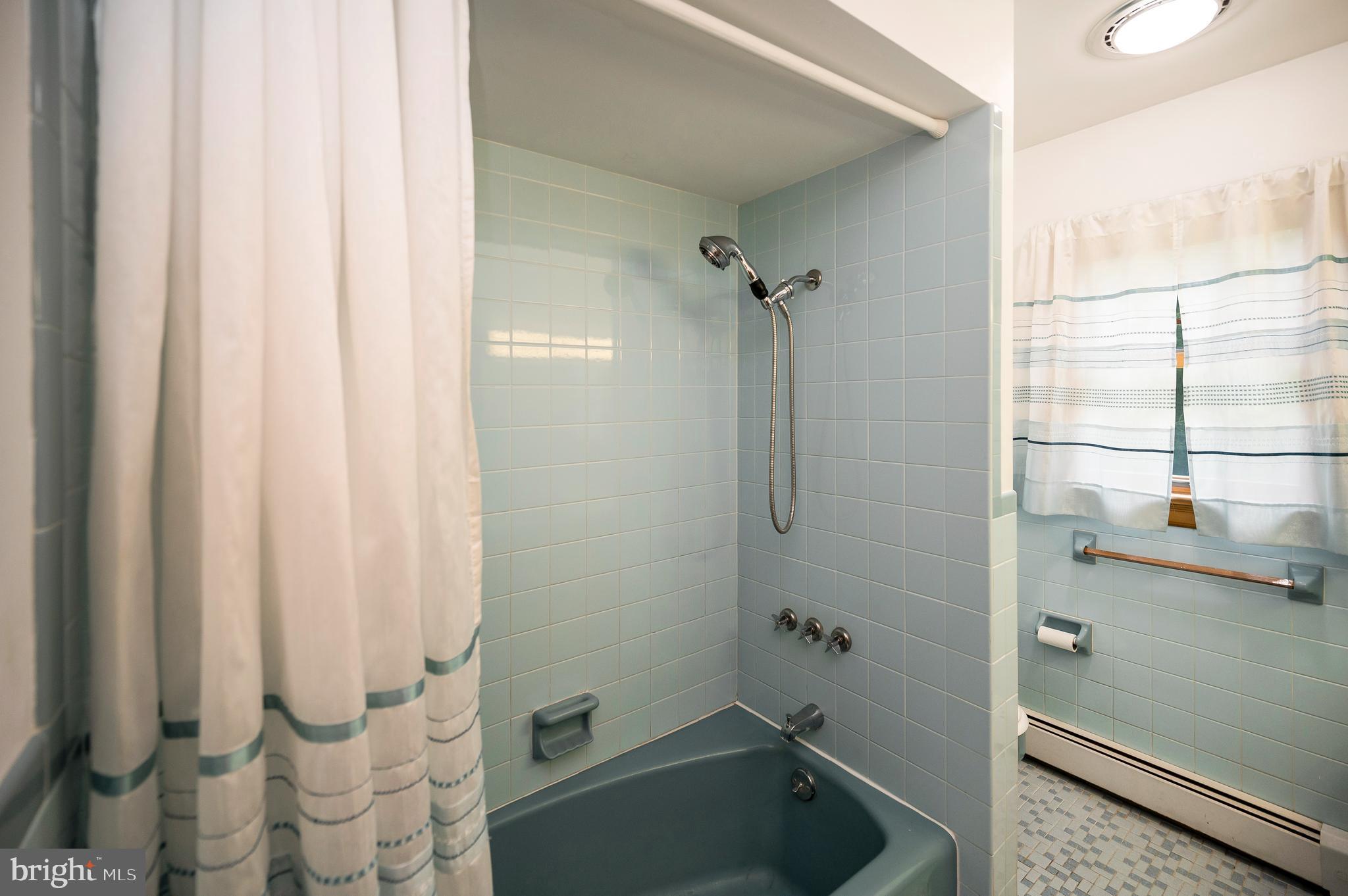 857 Mountain View Road Fredericksburg, VA 22406 - Photo 22 of 43 Tub shower combo
