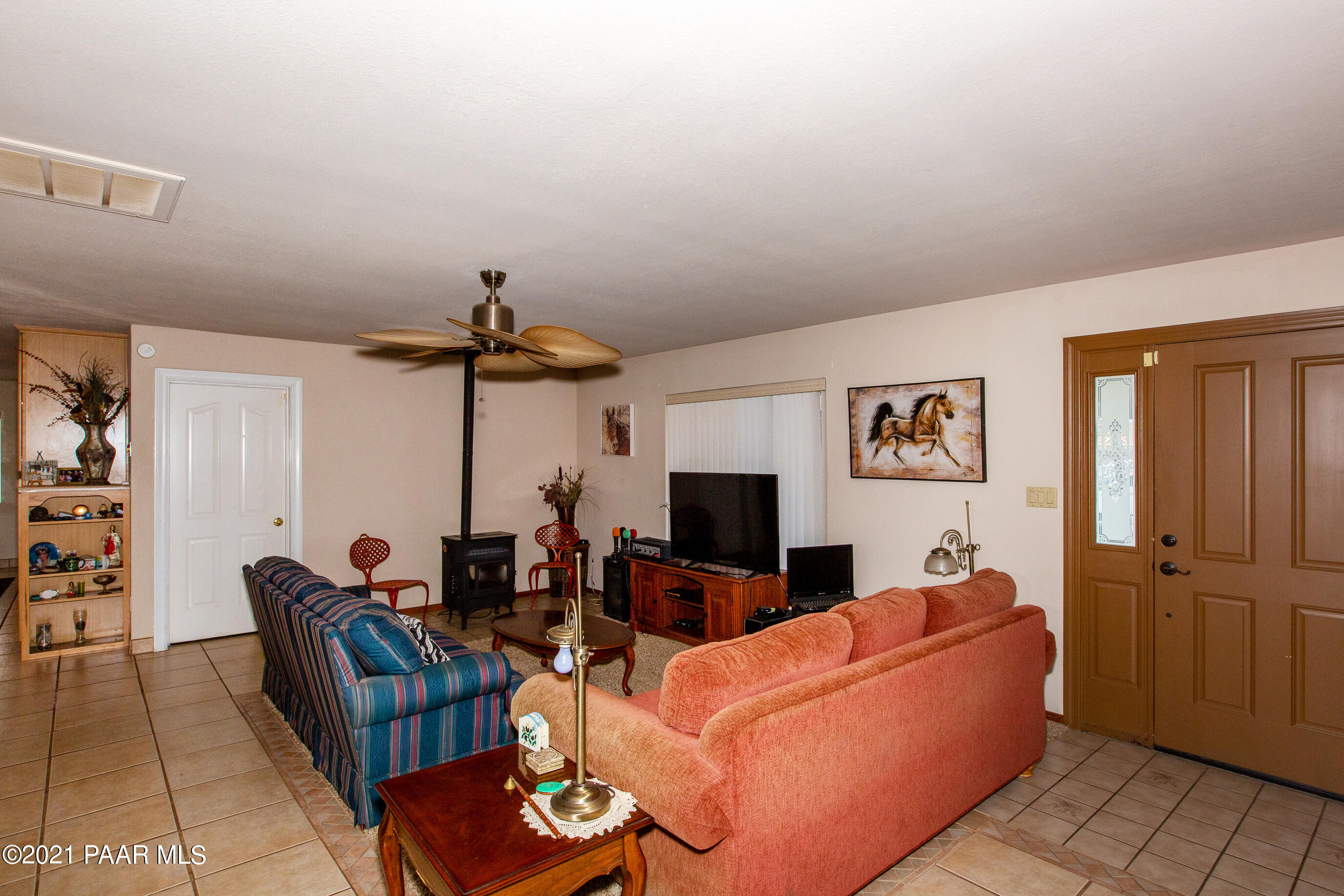 11991 Rawhide Ridge Dewey, AZ 86327 - Photo 12 of 29 a living room with furniture a lamp and a window