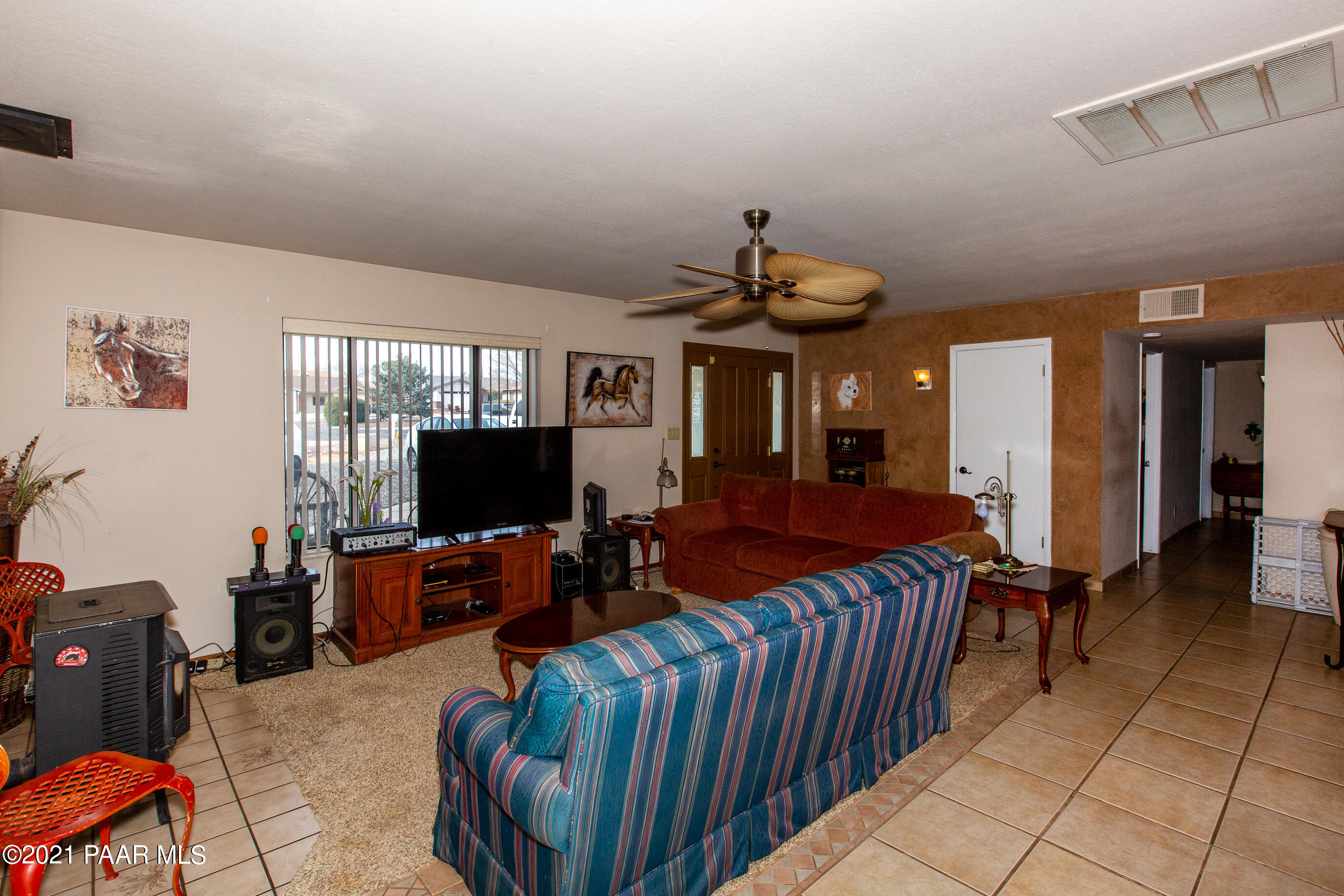 11991 Rawhide Ridge Dewey, AZ 86327 - Photo 13 of 29 a living room with furniture and a flat screen tv