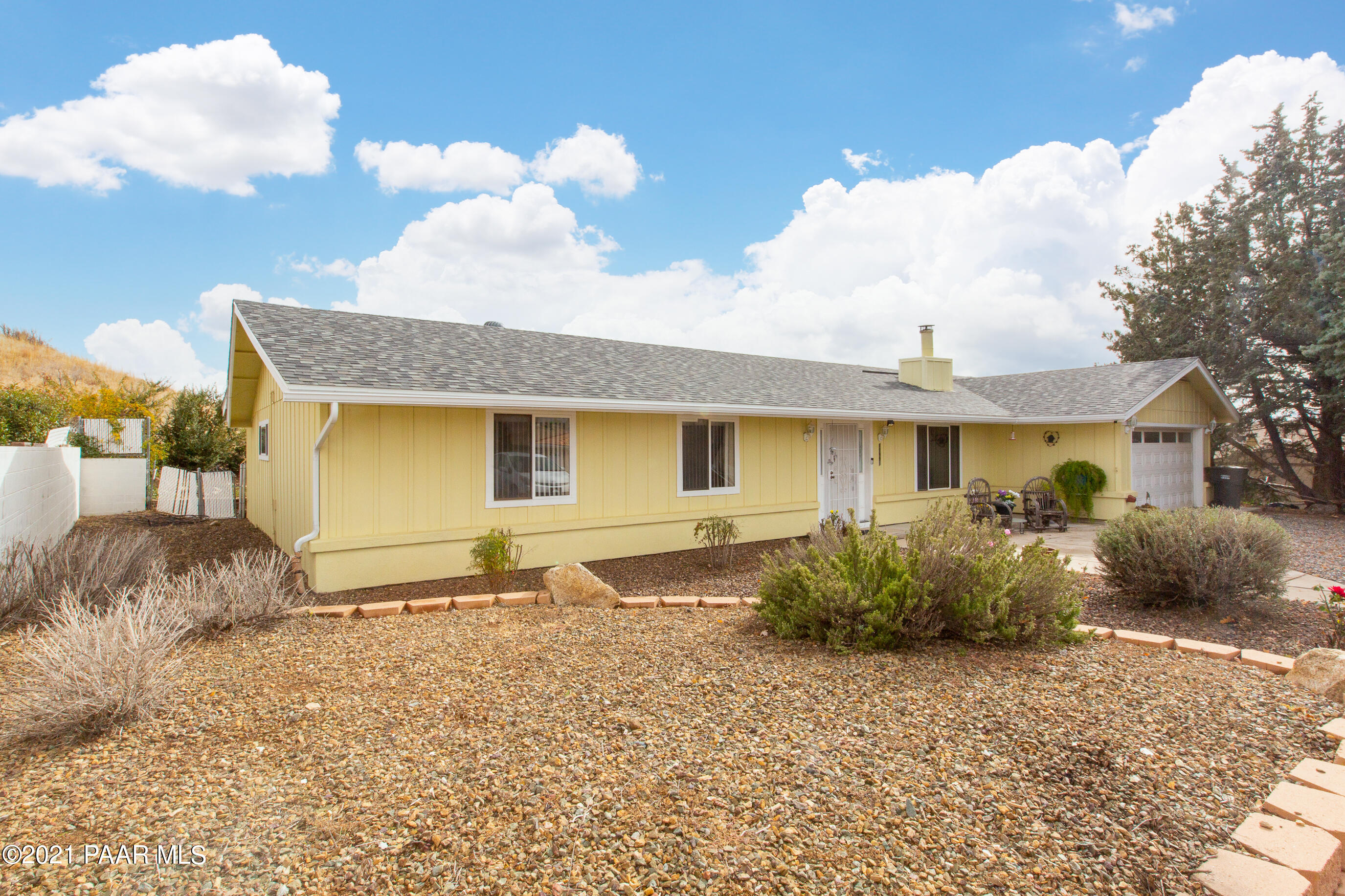 11991 Rawhide Ridge Dewey, AZ 86327 - Photo 2 of 29 a front view of a house with garden