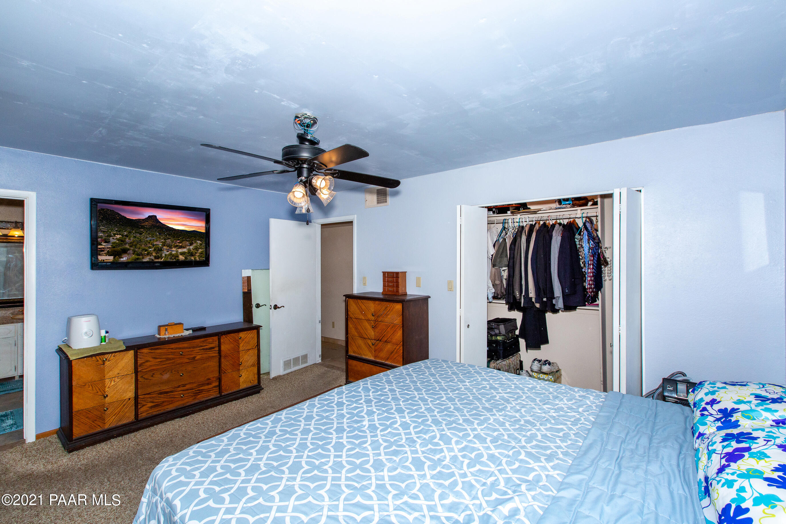 11991 Rawhide Ridge Dewey, AZ 86327 - Photo 21 of 29 a bedroom with a bed and a television in it