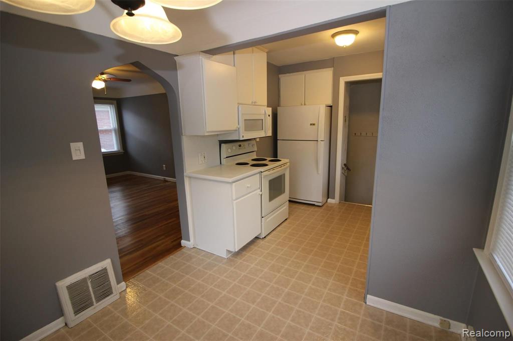 24080 Colgate Street Dearborn Heights, MI 48125 - Photo 13 of 32