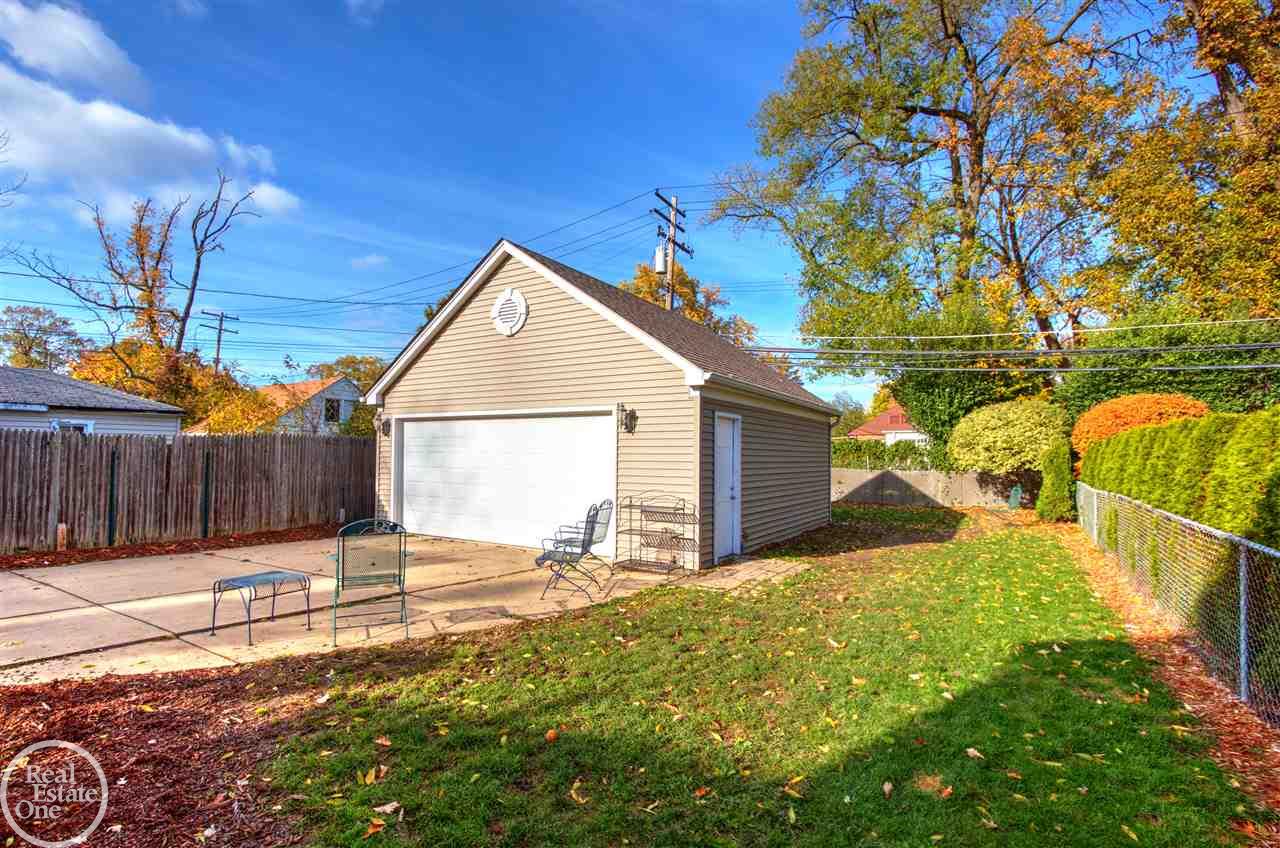 1760 Hampton Road Grosse Pointe, MI 48236 - Photo 14 of 51 31334768-13.JPG