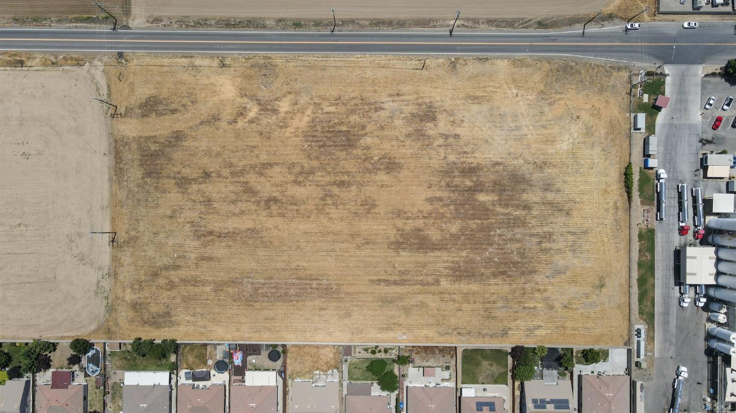619 Inyo Avenue Newman, CA 95360 - Photo 13 of 20 a bathroom with a shower