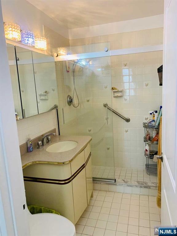 2000 Linwood Avenue, Unit 10M Fort Lee, NJ 07024 - Photo 10 of 28 a bathroom with a sink toilet and shower