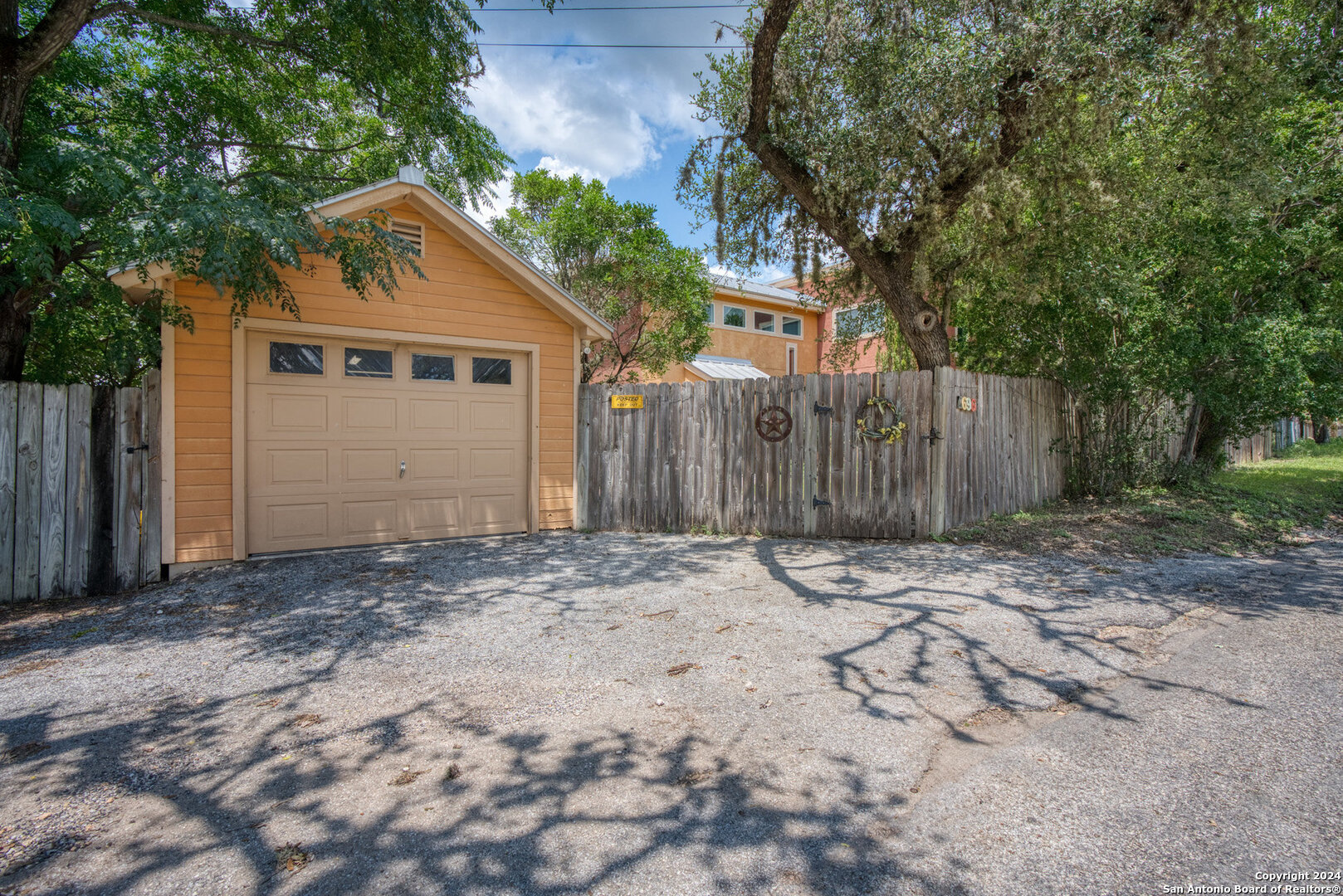 696 Faurie Road Lakehills, TX 78063 - Photo 4 of 37