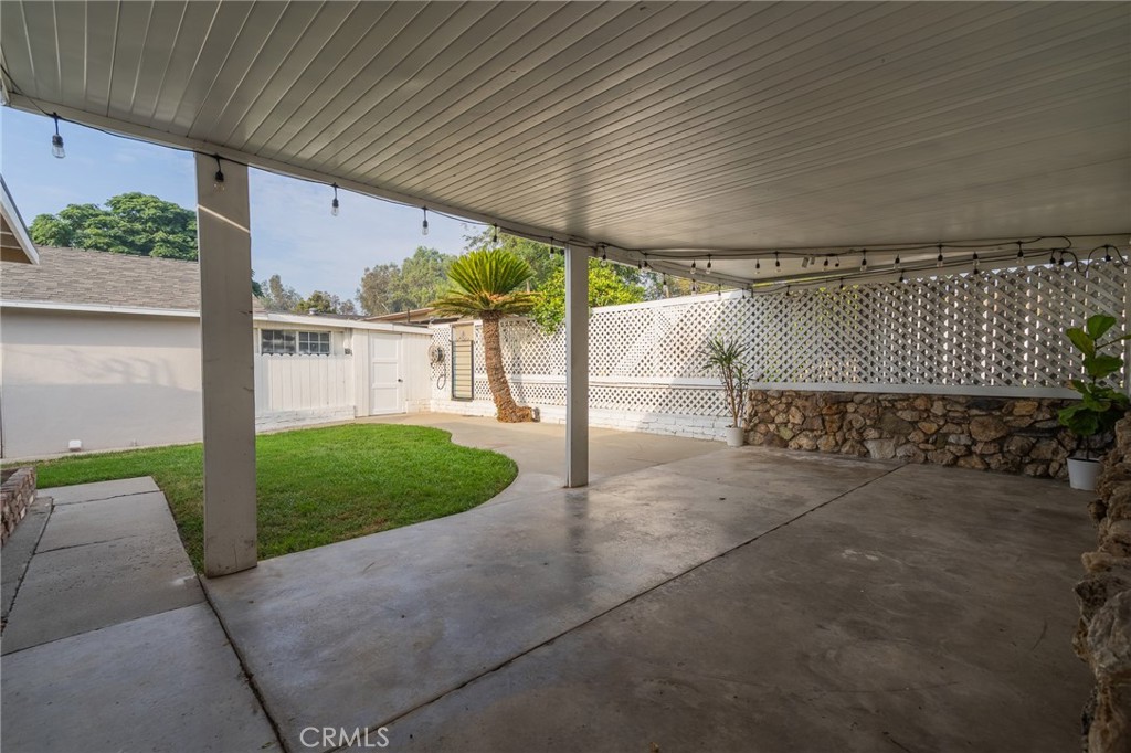 487 Jackson Street Colton, CA 92324 - Photo 14 of 47 Courtyard