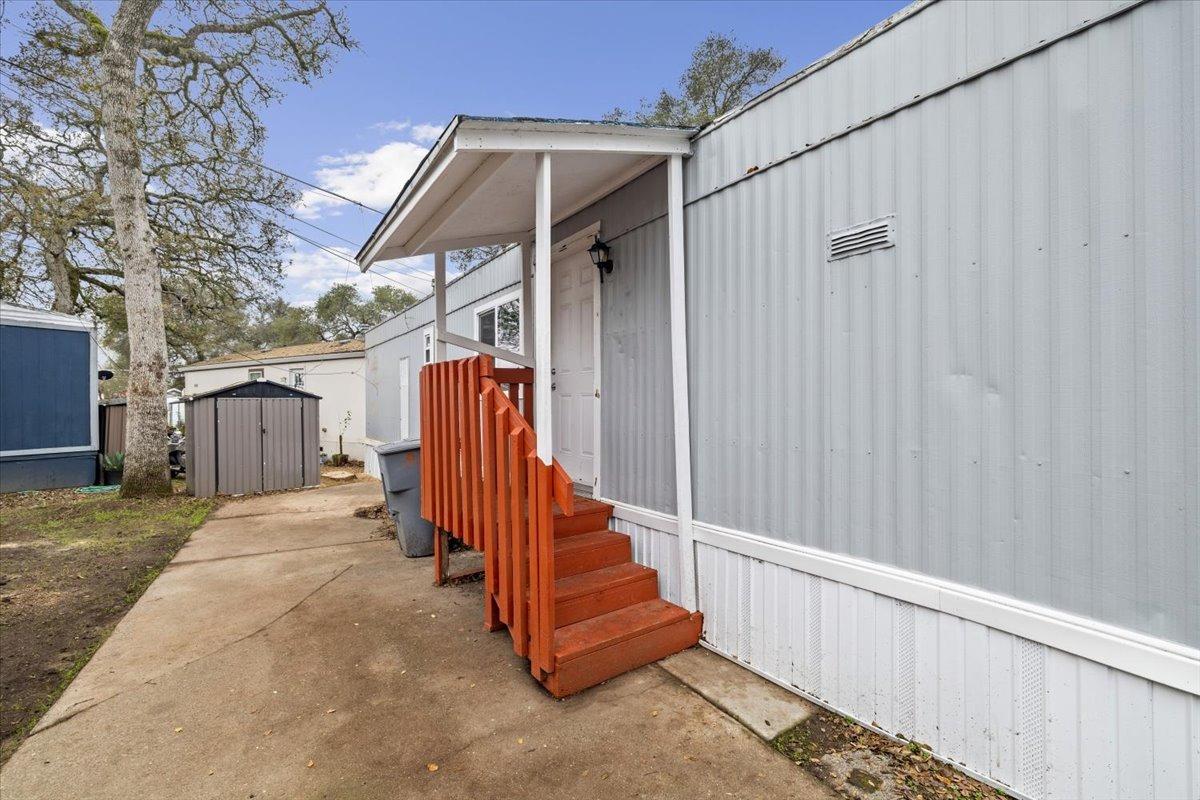 8880 Auburn Folsom Road, Unit 20 Granite Bay, CA 95746 - Photo 4 of 17 a view of a house with a yard
