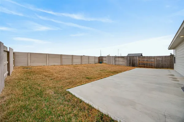 a view of backyard with kitchen