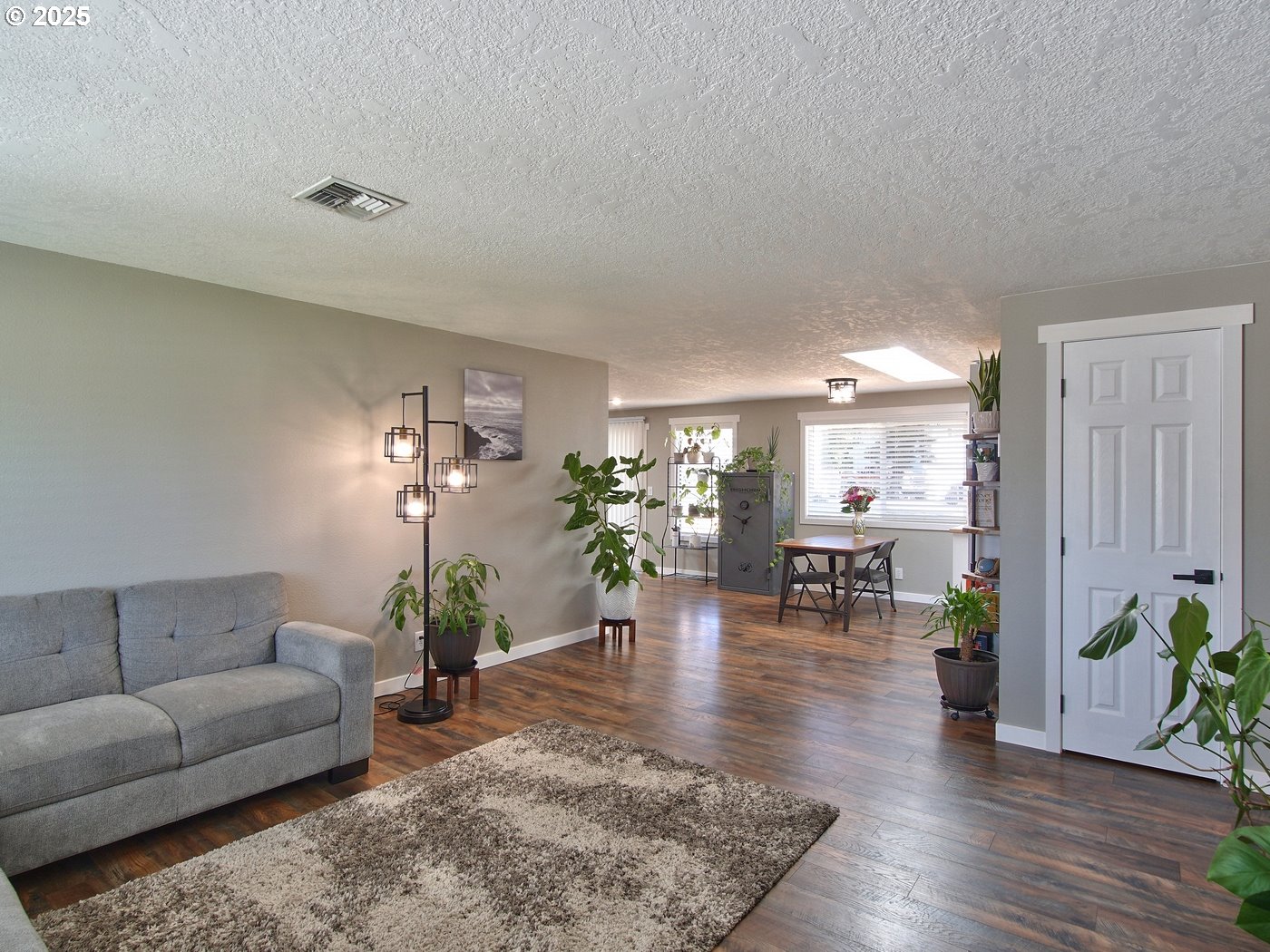 3631 Meadowview Street Southeast Albany, OR 97322 - Photo 4 of 35