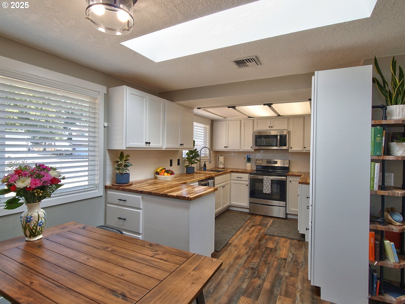 3631 Meadowview Street Southeast Albany, OR 97322 - Photo 8 of 35