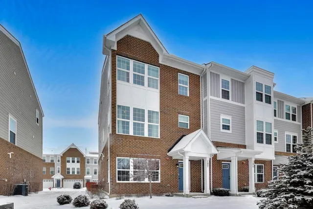 $469,500 | 187 Canterbury Way, Unit 3D, Lake Zurich, IL 60047