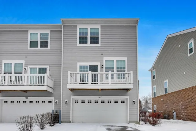 $469,500 | 187 Canterbury Way, Unit 3D, Lake Zurich, IL 60047