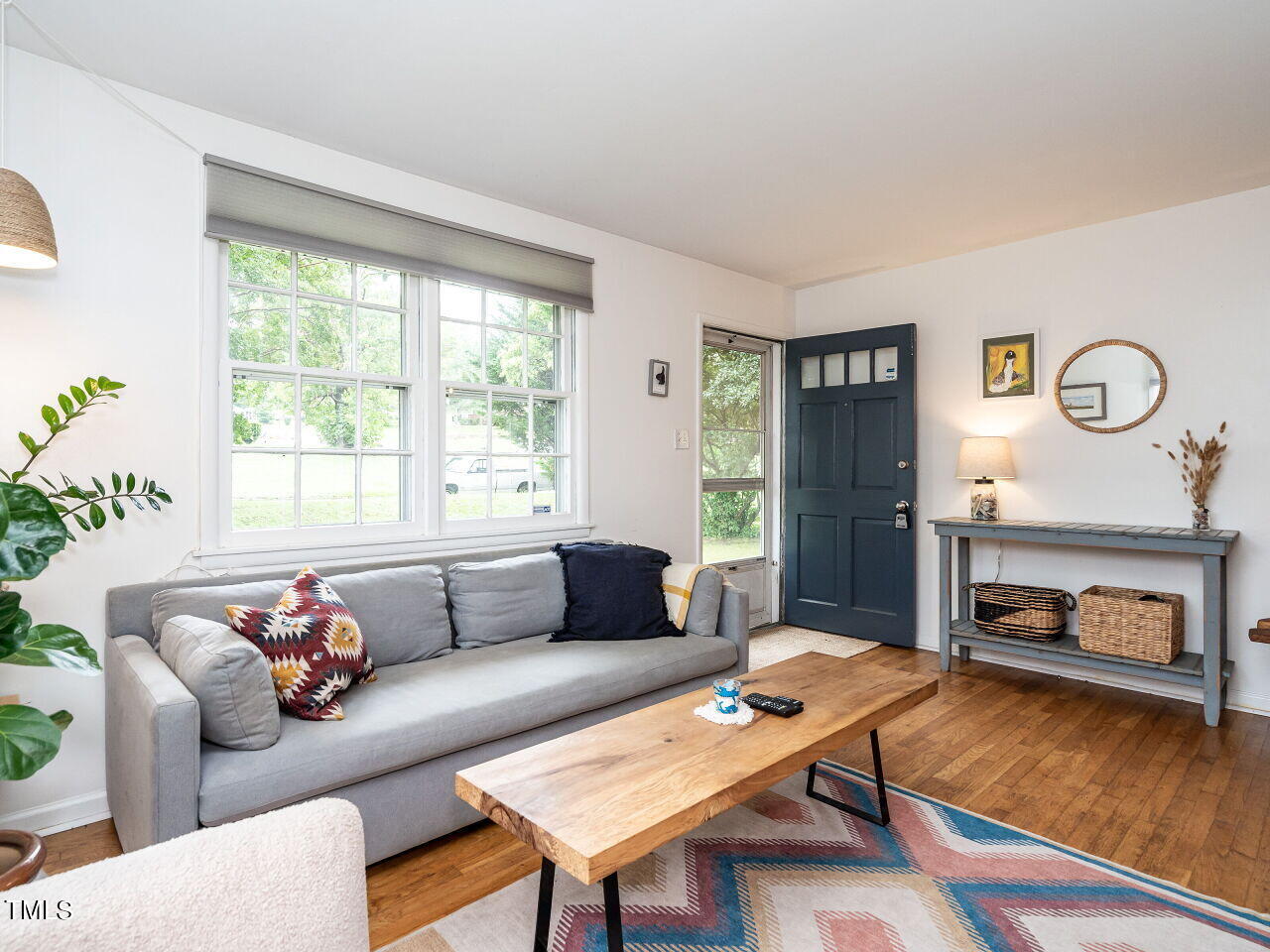 006-1280x960-family-room