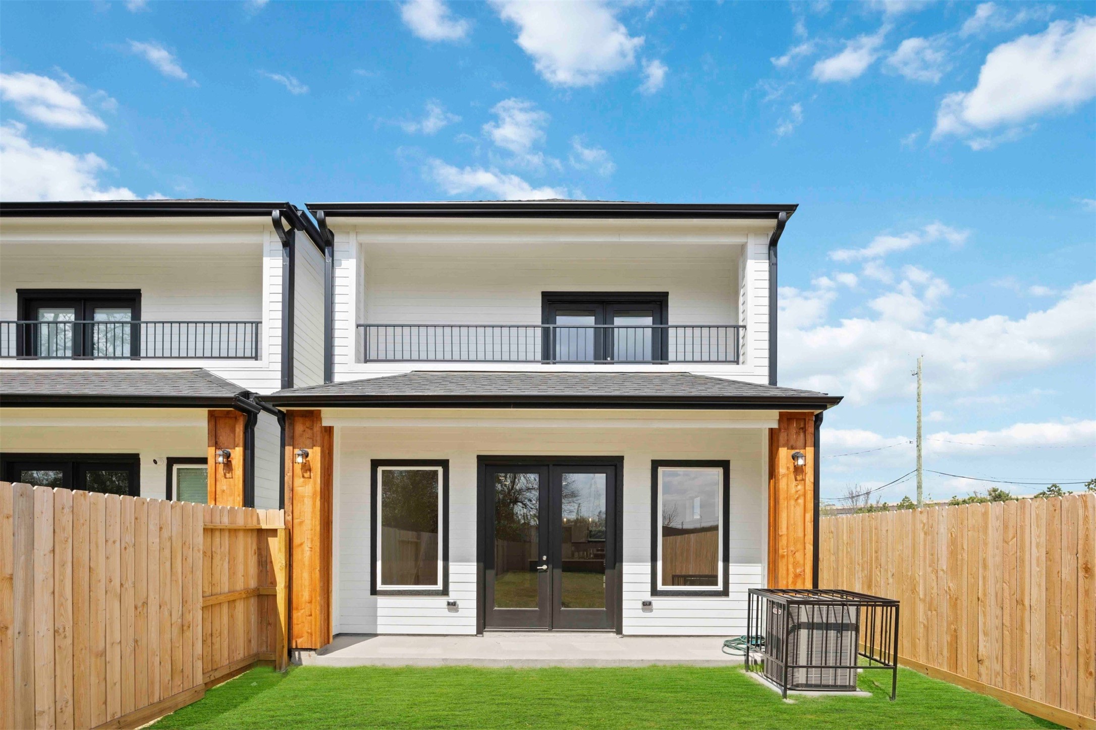 3504 Caplin Street, Unit B Houston, TX 77026 - Photo 25 of 26 front view of a house with a yard