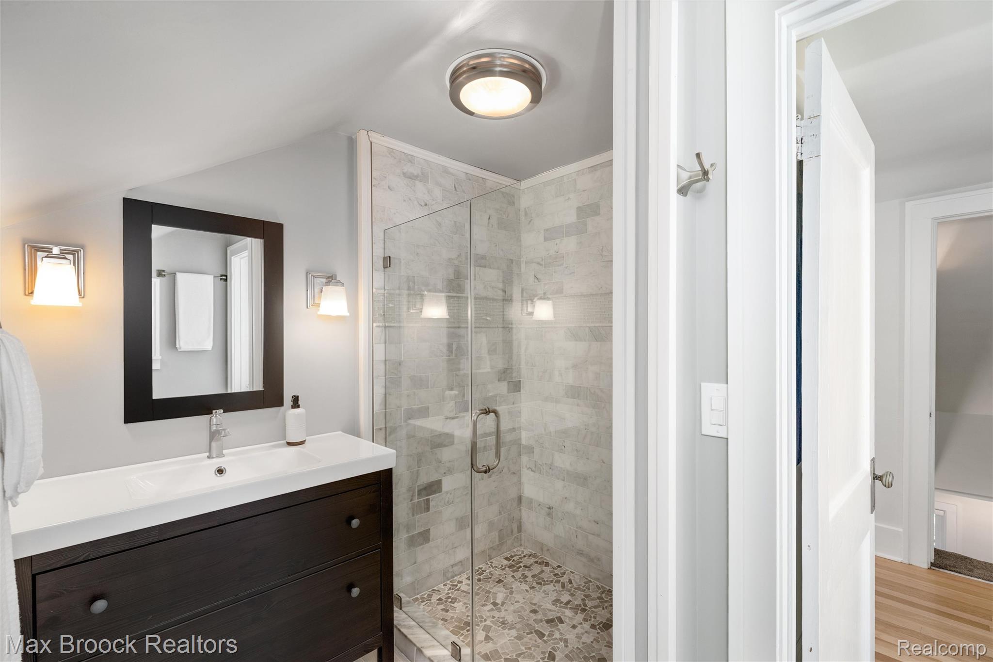 44 Kensington Boulevard Pleasant Ridge, MI 48069 - Photo 27 of 45 Upper Level Primary Bathroom