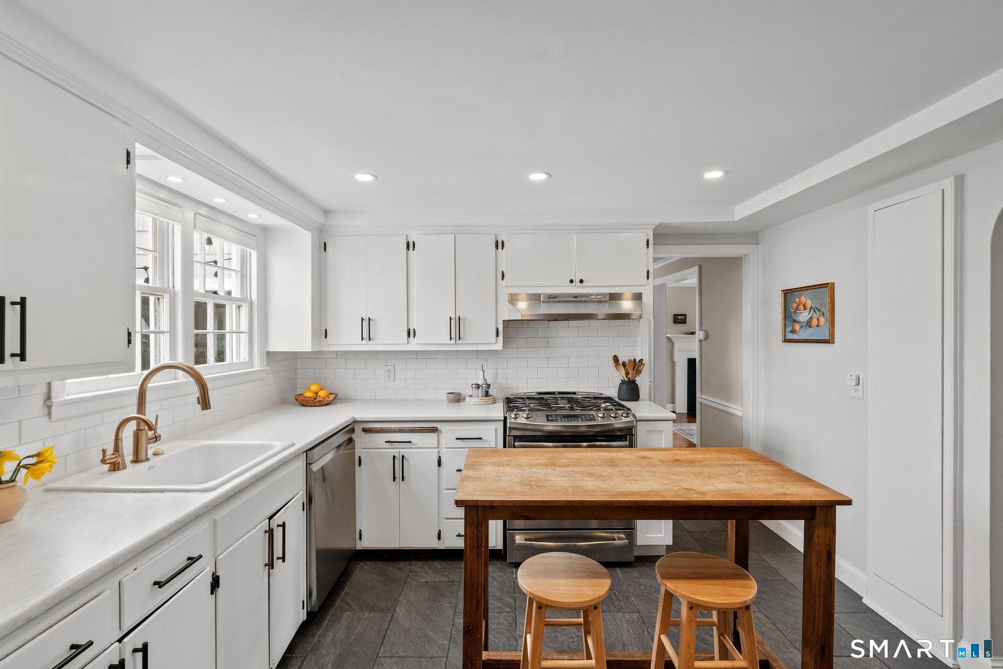 40 Fairlee Road West Hartford, CT 06107 - Photo 14 of 40 Center island provides additional prep space!