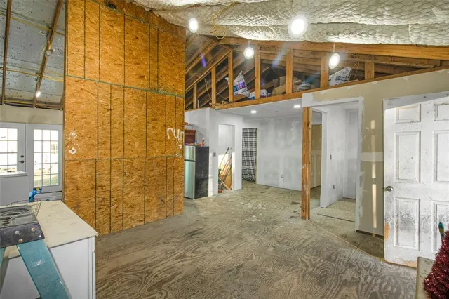 a view of a yard in front of the house