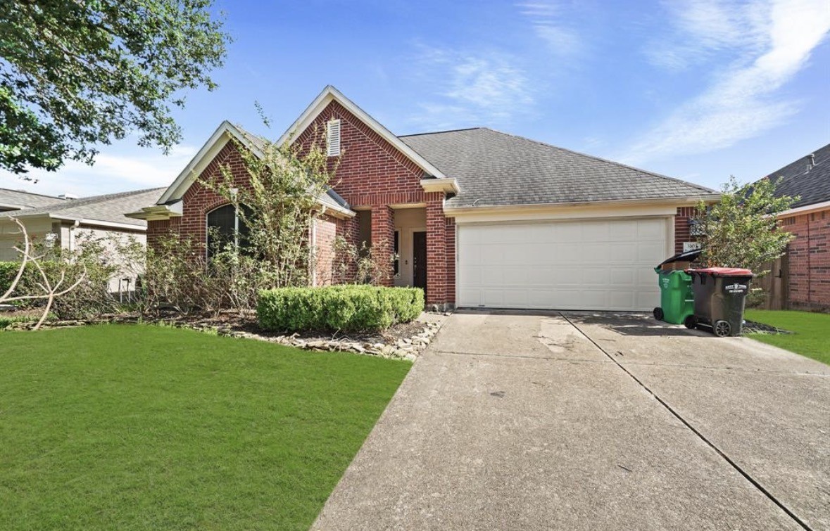 Front view of the home. Quiet and quaint neighborhood