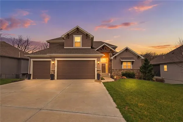 $675,000 | 7310 Northwest Clore Drive, Parkville, MO 64152