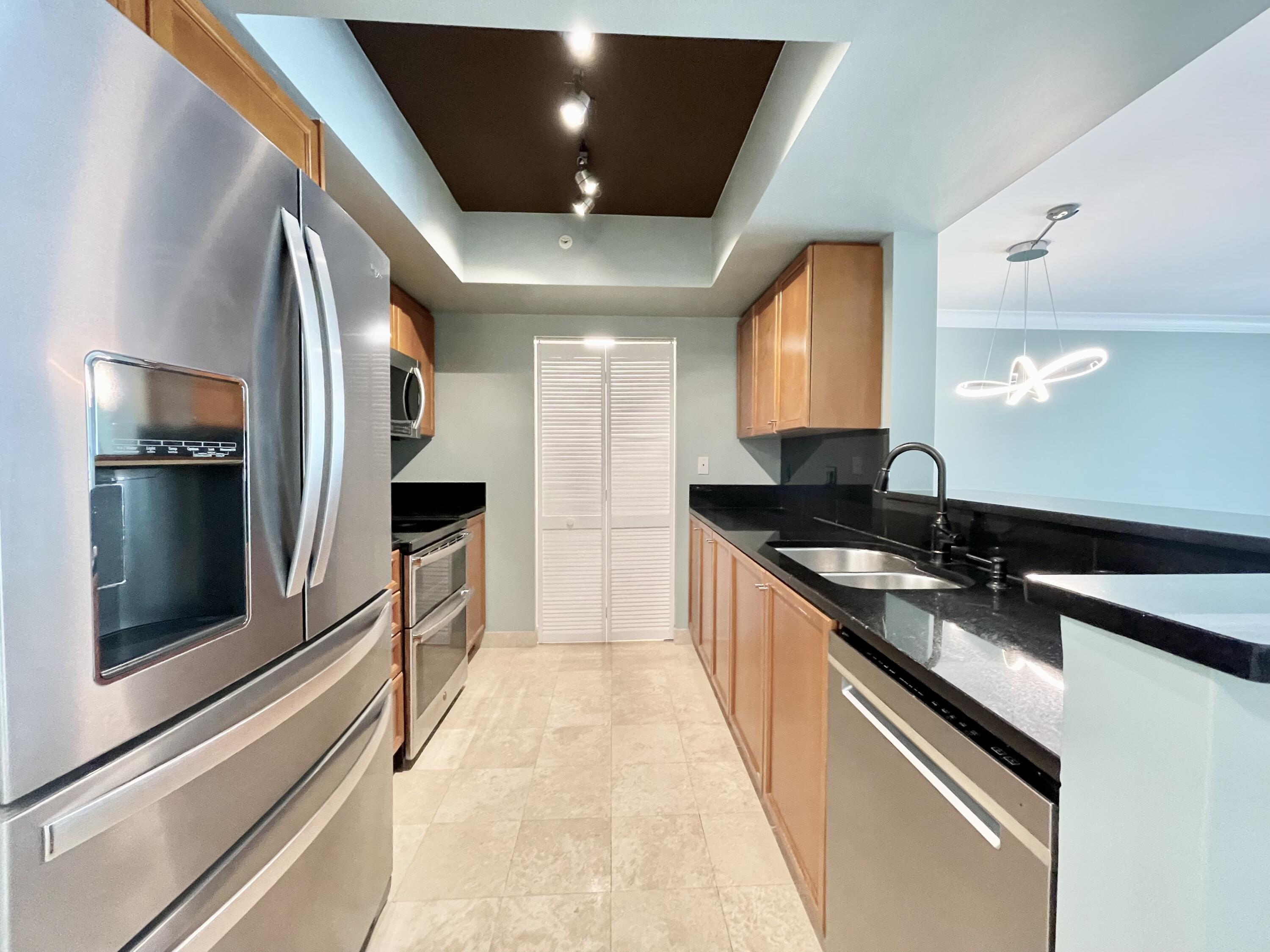 99 Southeast Mizner Boulevard, Unit 736 Boca Raton, FL 33432 - Photo 5 of 27 Kitchen