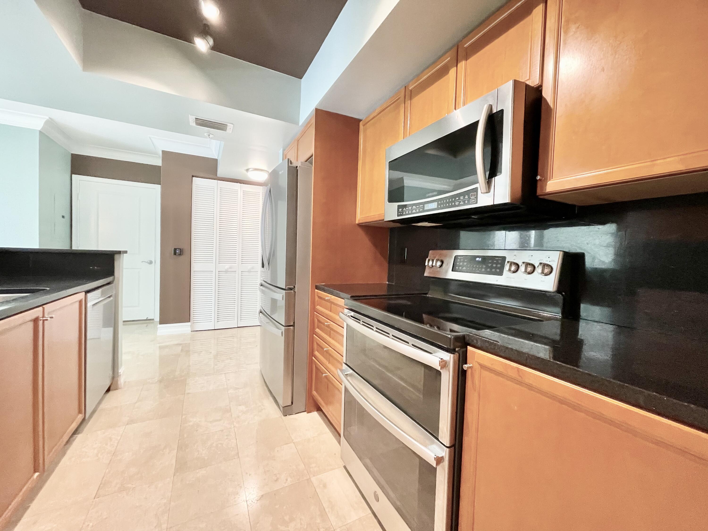 99 Southeast Mizner Boulevard, Unit 736 Boca Raton, FL 33432 - Photo 6 of 27 kitchen