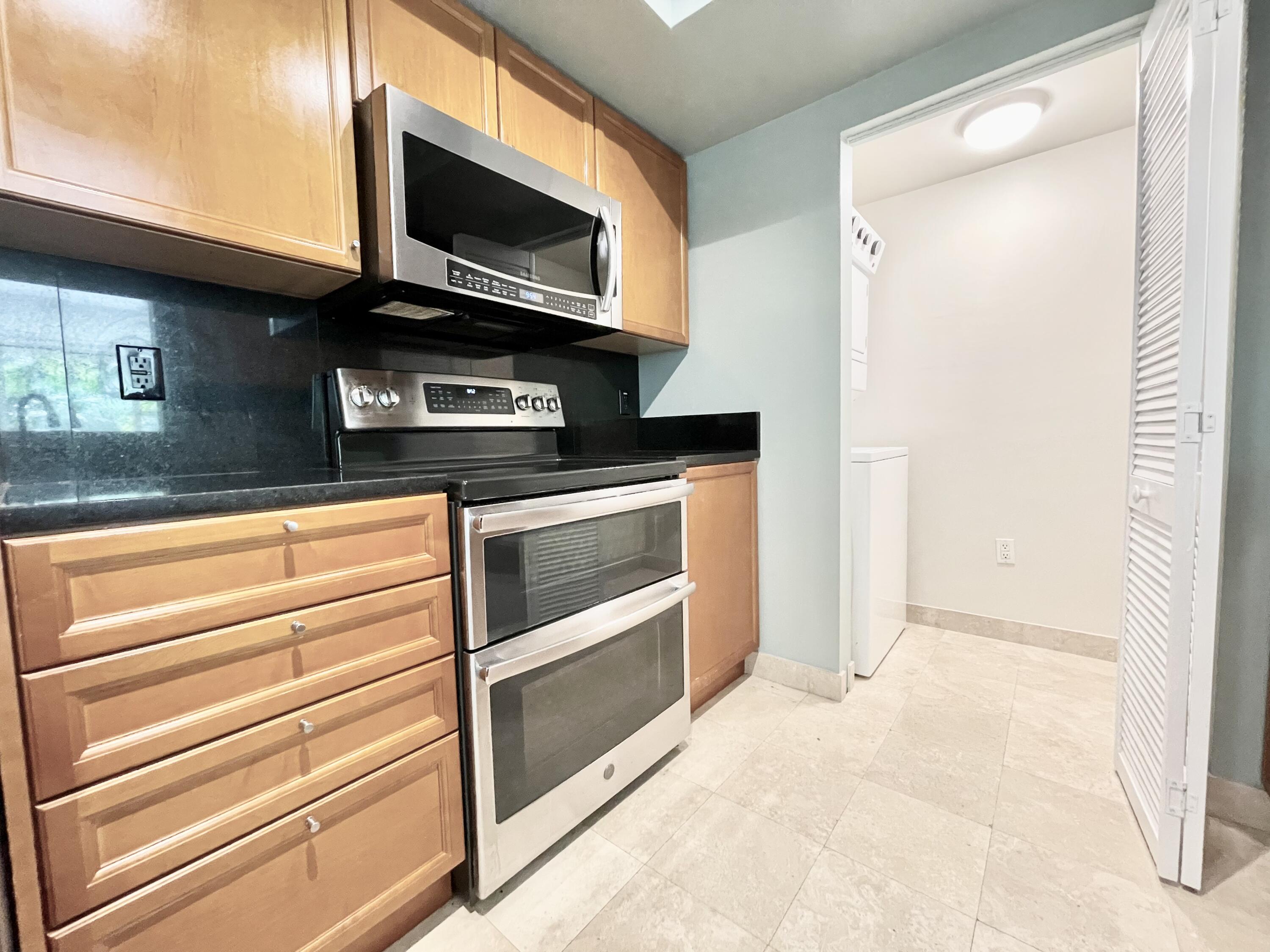 99 Southeast Mizner Boulevard, Unit 736 Boca Raton, FL 33432 - Photo 7 of 27 kitchen
