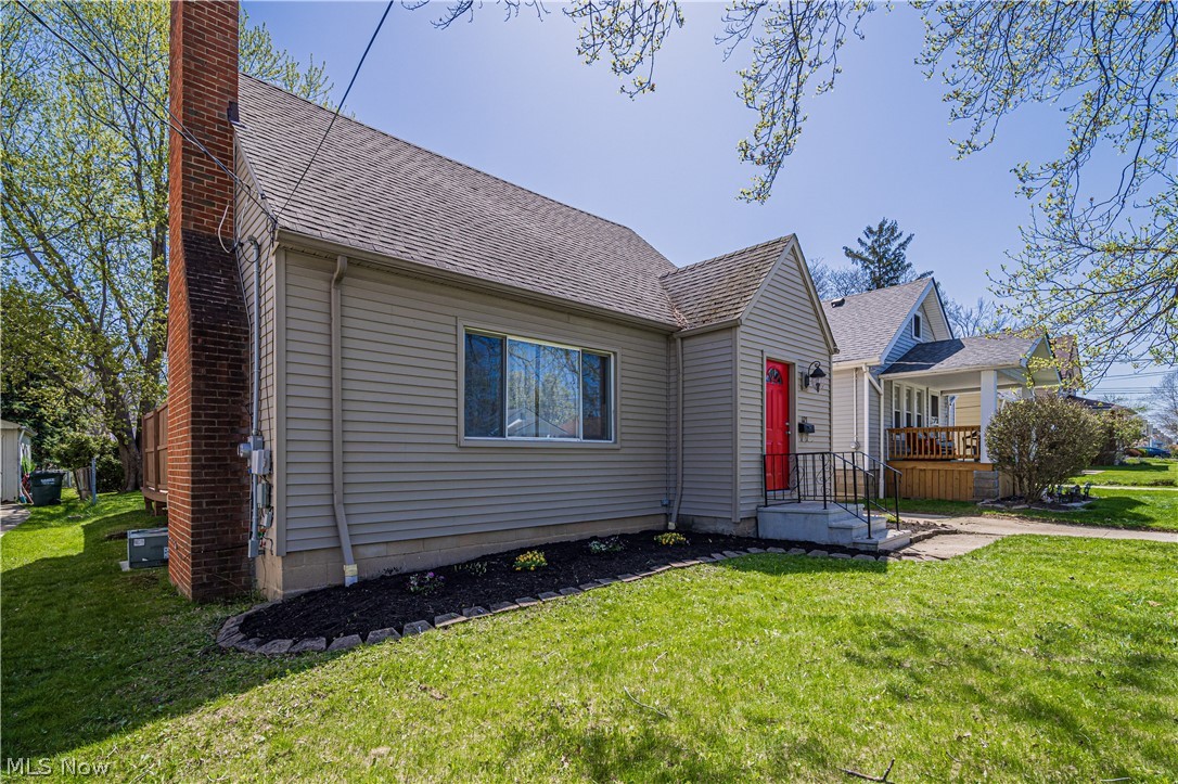 1123 Sunset Road Cleveland, OH 44124 - Photo 3 of 28