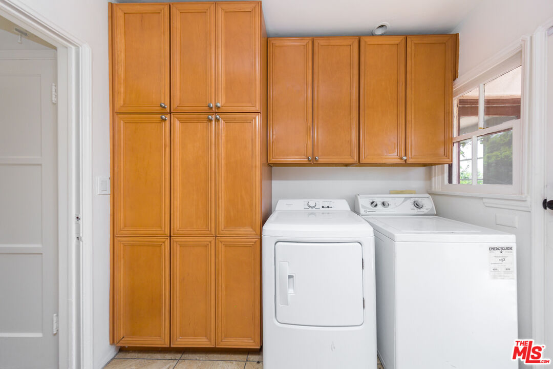 1904 Preuss Road Los Angeles, CA 90034 - Photo 11 of 32 a utility room with dryer and washer