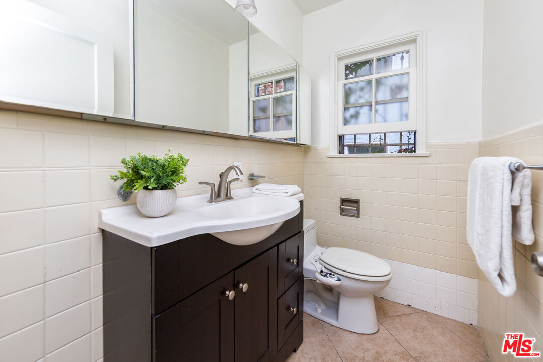 1904 Preuss Road Los Angeles, CA 90034 - Photo 13 of 32 a bathroom with a sink toilet and vanity