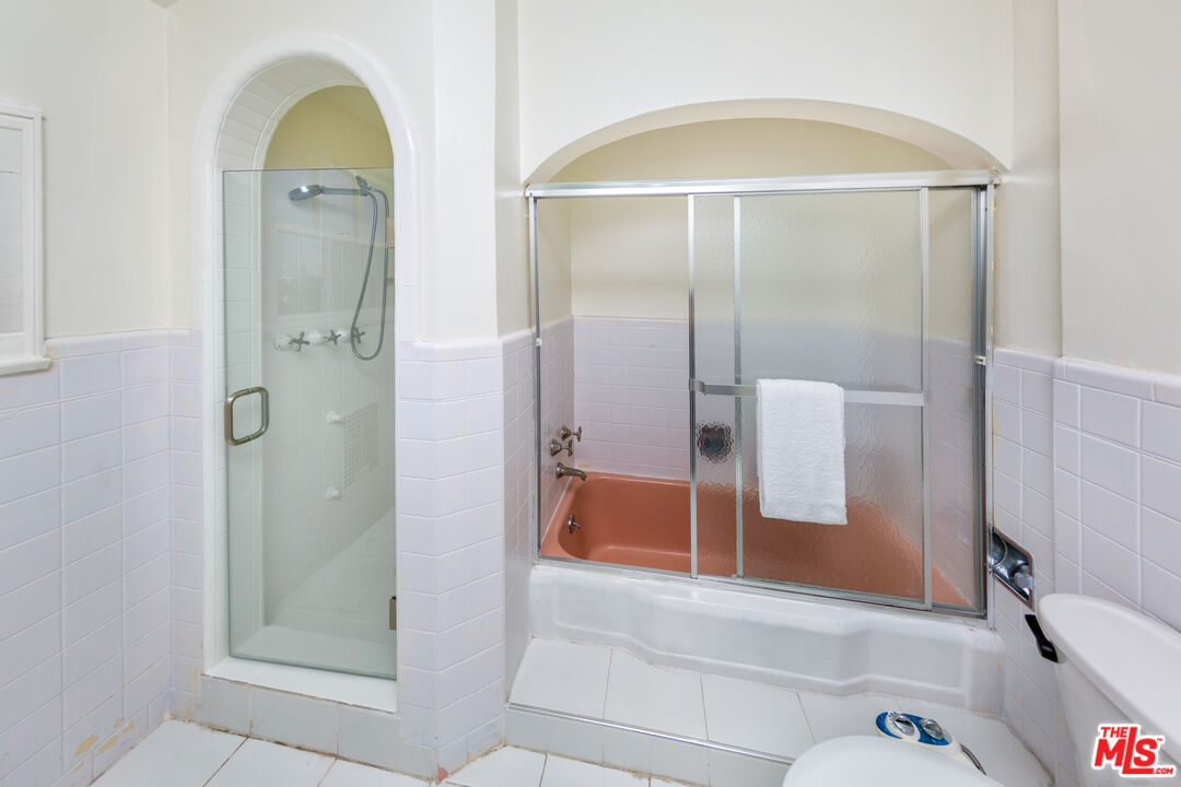 1904 Preuss Road Los Angeles, CA 90034 - Photo 18 of 32 a bathroom with a shower