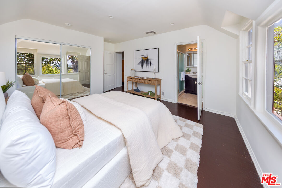 1904 Preuss Road Los Angeles, CA 90034 - Photo 21 of 32 a bed sitting in a bedroom next to a window