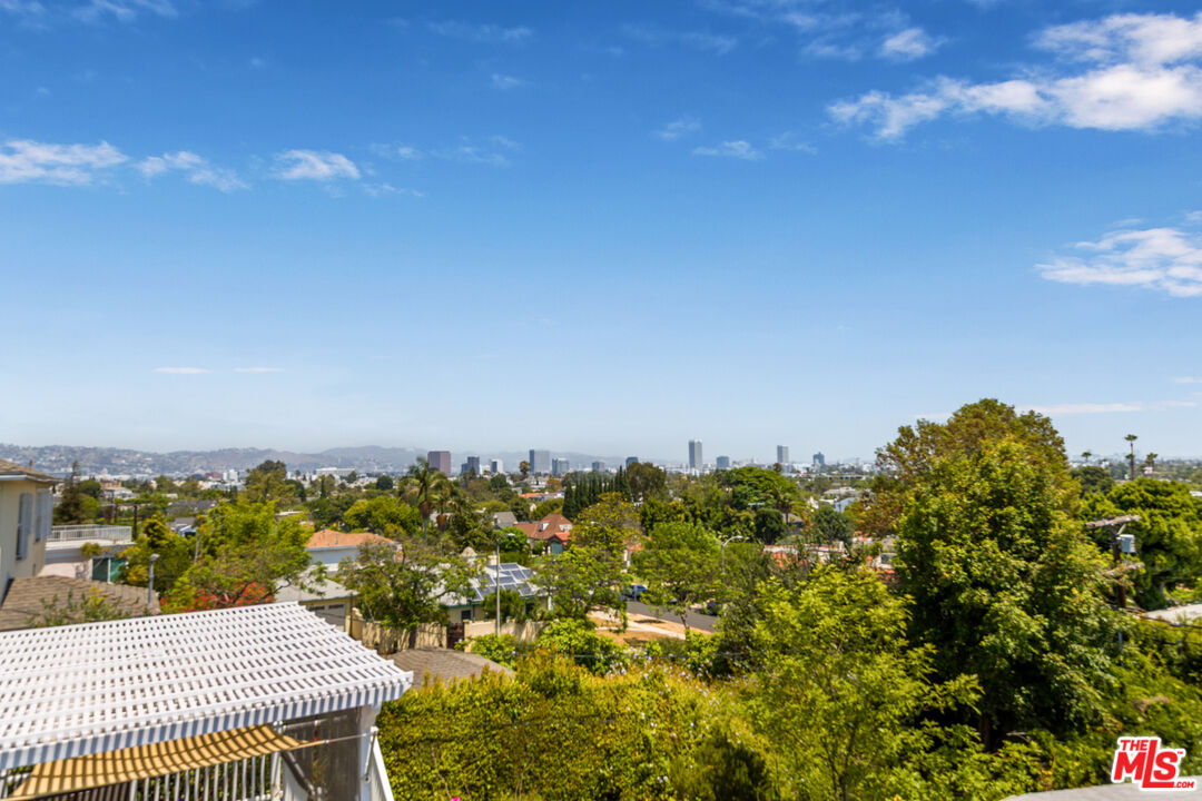 1904 Preuss Road Los Angeles, CA 90034 - Photo 24 of 32 a view of a city