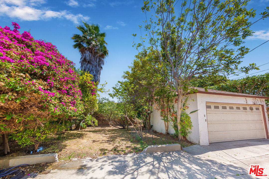 1904 Preuss Road Los Angeles, CA 90034 - Photo 27 of 32 a picture of flowers
