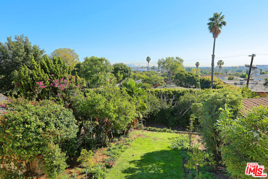 1904 Preuss Road Los Angeles, CA 90034 - Photo 31 of 32 a view of a garden