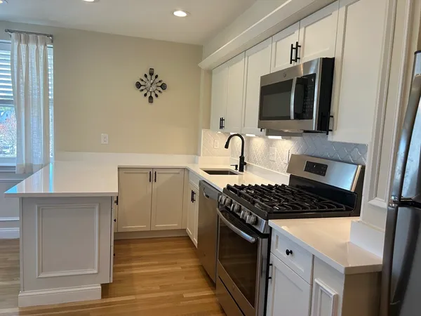 $3,250 | 141 Chestnut Street, Unit 202, Needham, MA 02492