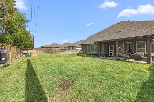 a view of a house with backyard porch and garden