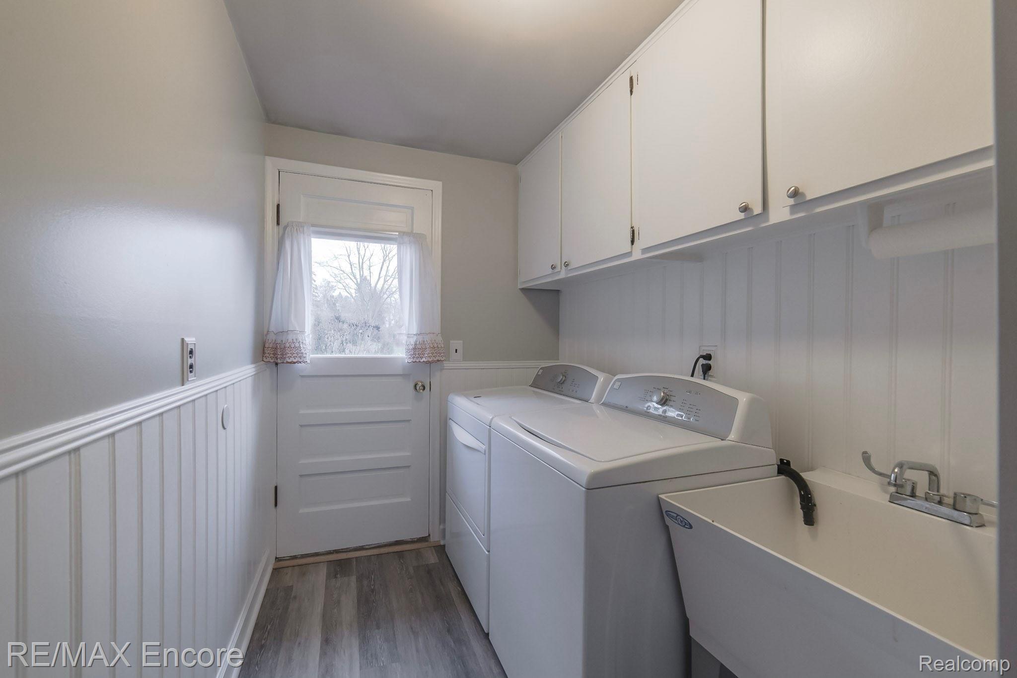 4288 Fieldbrook Road West Bloomfield, MI 48323 - Photo 21 of 49 Updated laundry room on first floor... squeaky clean!