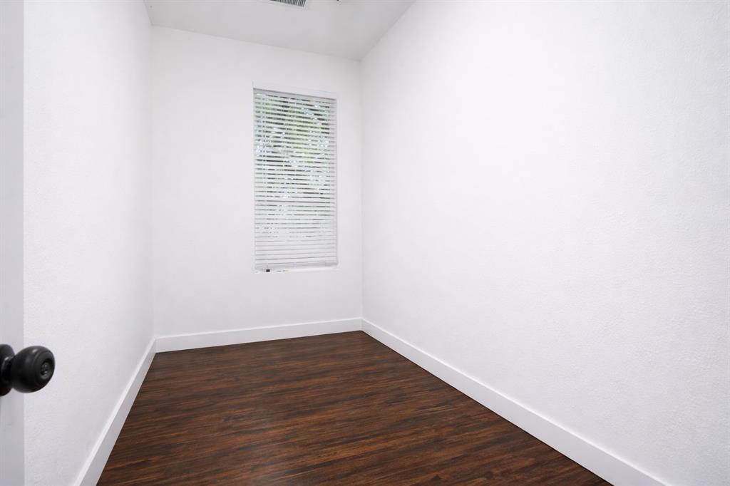 918 Elsbeth Street Dallas, TX 75208 - Photo 7 of 35 flex/bonus room - can be converted back into a regular size room