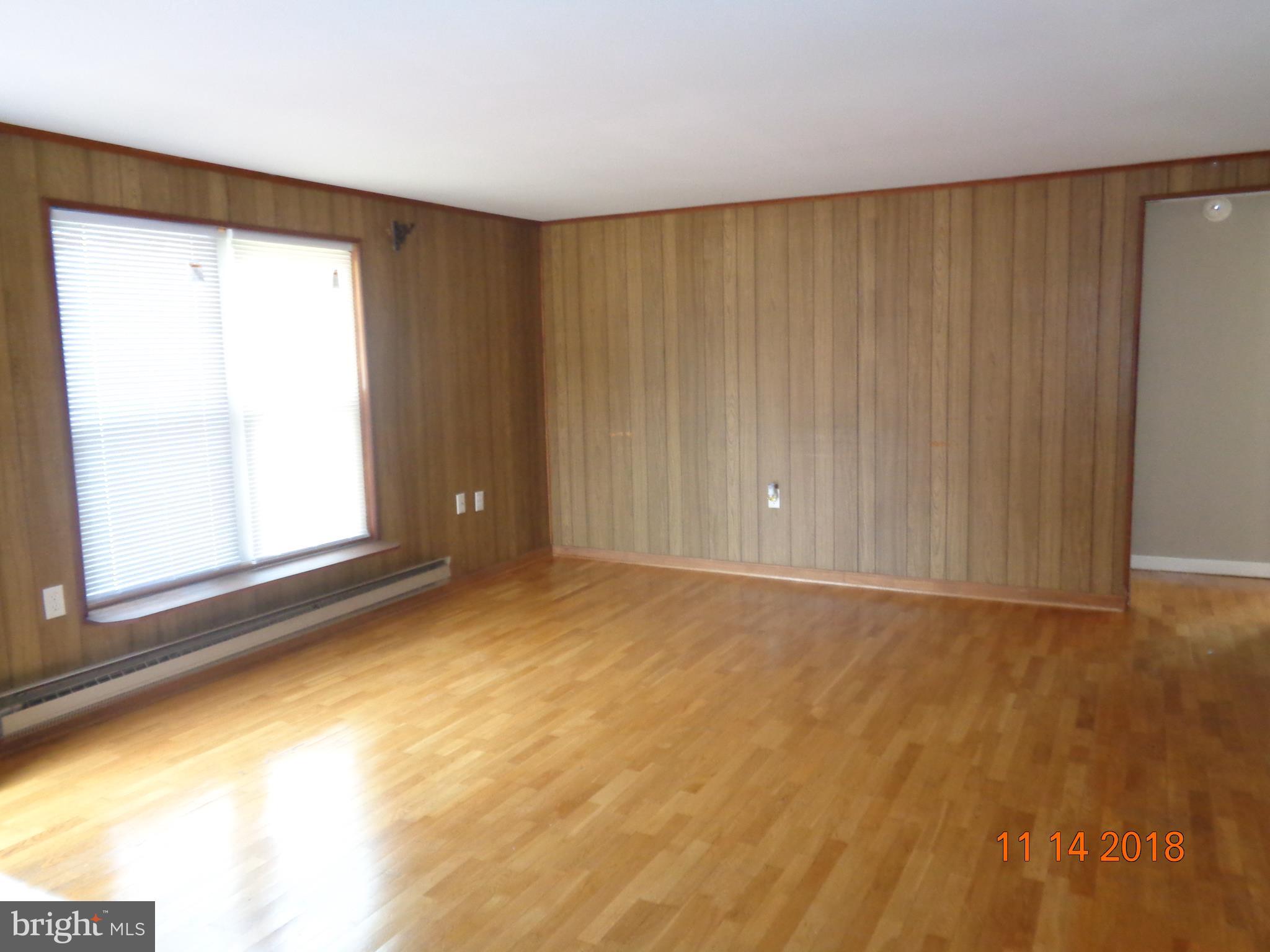 6335 Broomes Island Road St. Leonard, MD 20685 - Photo 2 of 32 Living room