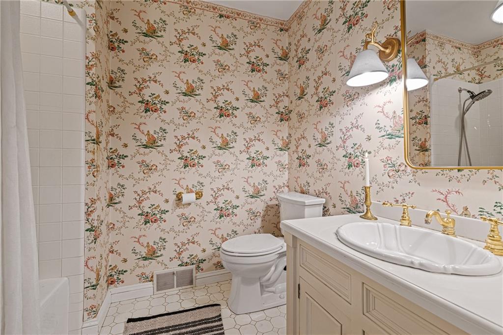 657 Maple Lane Sewickley, PA 15143 - Photo 26 of 50 Full bath is located in the second floor hallway.