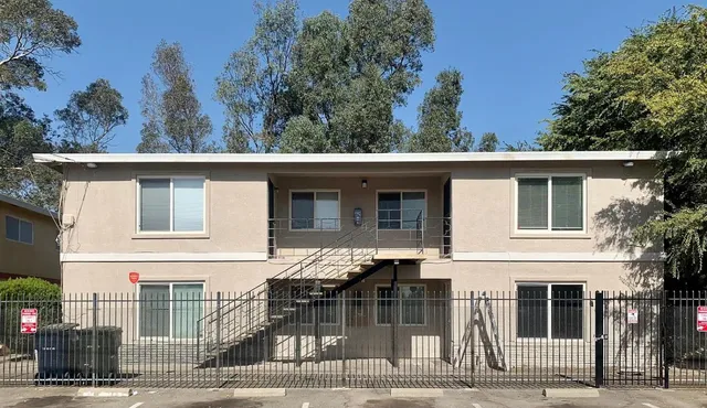 a view of a house with a backyard
