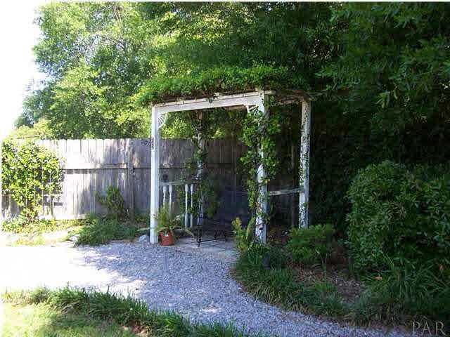 5158 Bent Tree Road Milton, FL 32583 - Photo 3 of 9 Nice sitting area with arbor.