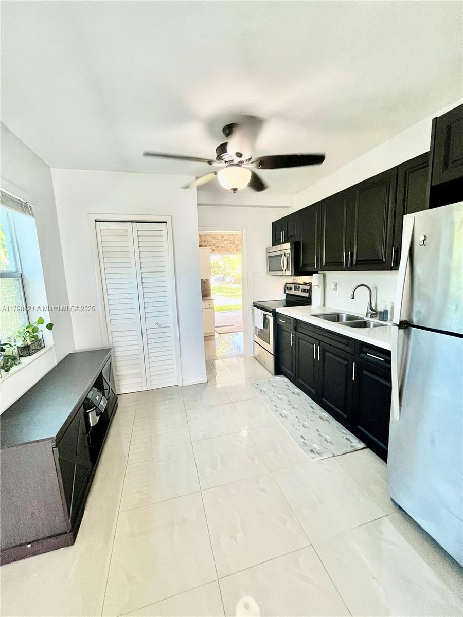 3135 Southwest 64th Avenue Miami, FL 33155 - Photo 9 of 25