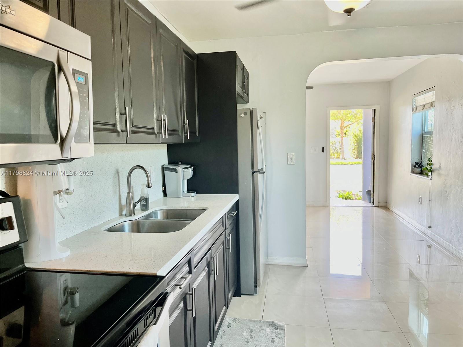 3135 Southwest 64th Avenue Miami, FL 33155 - Photo 10 of 25
