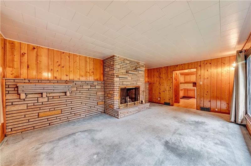 1607 Crawford Road Imperial, PA 15126 - Photo 7 of 22 Living Room.
